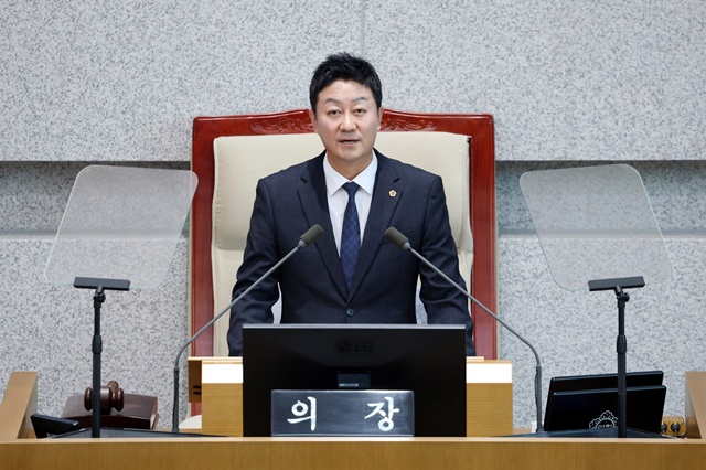 ▲ 김진경 경기도의회 의장이 5일 도의에서 제386회 임시회에 참석해 개회사를 하고 있다. ⓒ경기도의회 제공