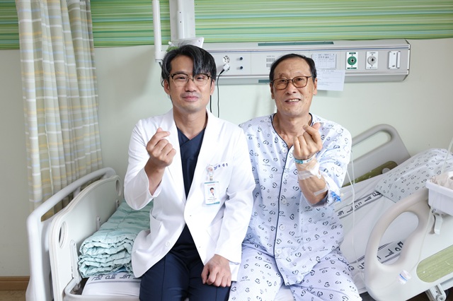 ▲ 뇌졸중 진단 후 응급 뇌혈관 조영술과 혈관 내 색전제거술을 받고 후유증 없이 회복 중인 A씨가 세명기독병원 지역심뇌혈관질환센터 류성주 과장(왼쪽)과 기념 촬영을 하고 있다.ⓒ세명기독병원