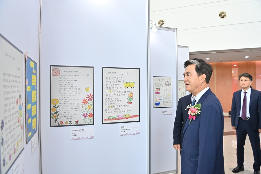 ▲ 김태흠 충남도지사가 5일 충남문예회관에서 열린‘제10회 충청남도 문해교육 한마당’에 참석해 전시된 작품을 관람하고 있다.ⓒ충남도