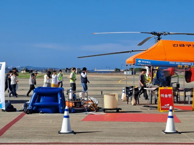 ▲ 포항시와 한국공항공사 포항경주공항은 5일 포항경주공항에서 ‘2025년 포항시 생물테러 대응 및 항공기 사고수습 유관기관 합동 대규모 모의훈련’을 실시했다.ⓒ포항시
