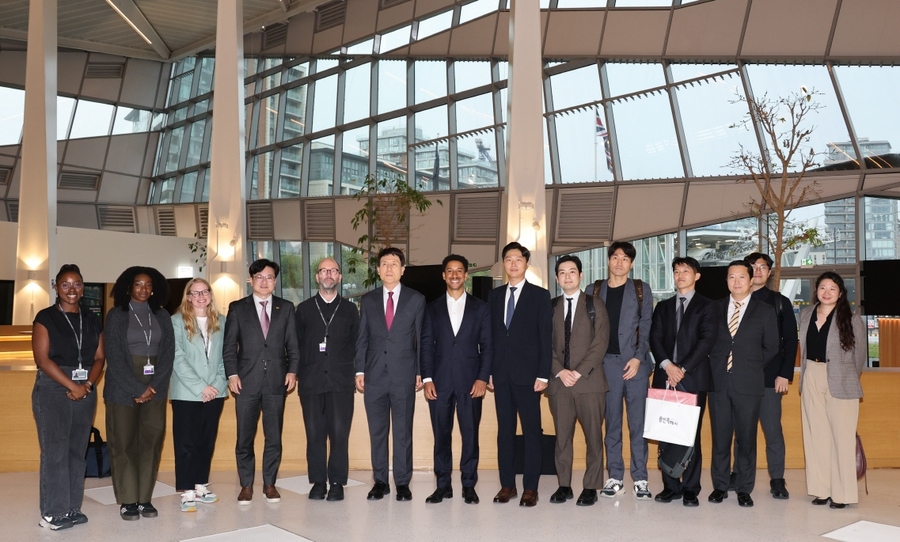 ▲ 이강덕 시장(왼쪽에서 여섯번째)이 현지시간 3일 런던시청 도시재생 부서를 방문해 도시발전 정책 전략 등을 논의하고 일행들과 현지 관계자들과 기념촬영을 하고 있다.ⓒ포항시