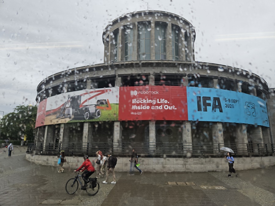 ▲ IFA2025가 5일(현지 시간) 독일 베를린에서 개최된 가운데 관람객들이 전시장에 입장하고 있다ⓒ윤아름 기자