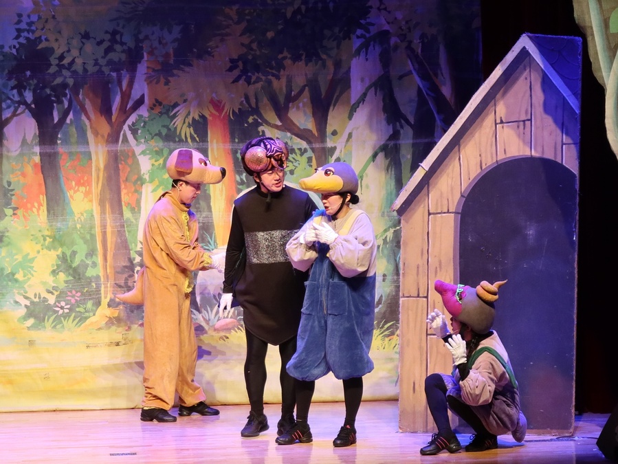 ▲ 여름방학 시즌을 맞아 회차를 확대해 선보인 ‘누가 내 머리에 똥 쌌어?’는 인기 그림책을 원작으로 한 공연으로 친근한 소재를 통해 어린이들의 웃음과 호기심을 동시에 이끌어냈다.ⓒ(재)달성문화재단