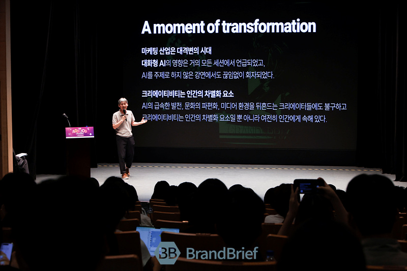 ▲ 중앙대학교 백주년 기념관에서 열린 '2025 ADD JOB(애드잡)' 페스티벌 무대에서 강연 중인 김윤호 제일기획 크리에이티브랩 팀장. ⓒ서성진 기자