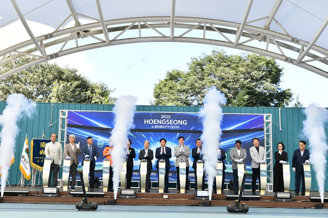 ▲ 횡성군은 강원특별자치도와 함께 6일까지 횡성종합운동장 일원에서 '2025 횡성 이모빌리티 페스타'를 개최한다. 이번 행사는 강원특별자치도와 횡성군이 공동 주최하고 (재)강원테크노파크가 주관하며, 총 34개 대학·기업·단체가 참여한다. ⓒ횡성군