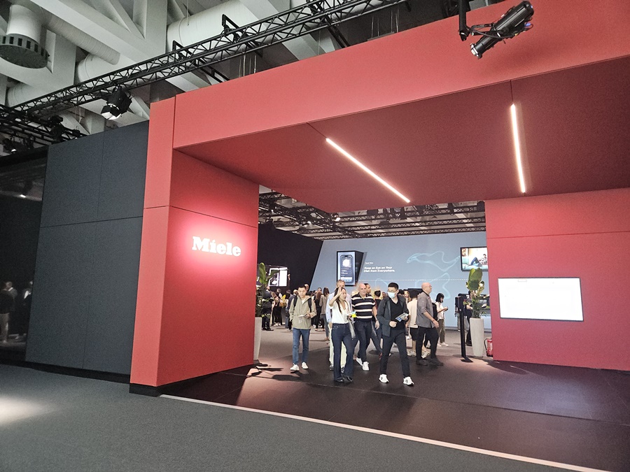 ▲ IFA 2025가 5일(현지 시간) 개막한 가운데 밀레 부스로 관람객들이 오가고 있다.ⓒ윤아름 기자