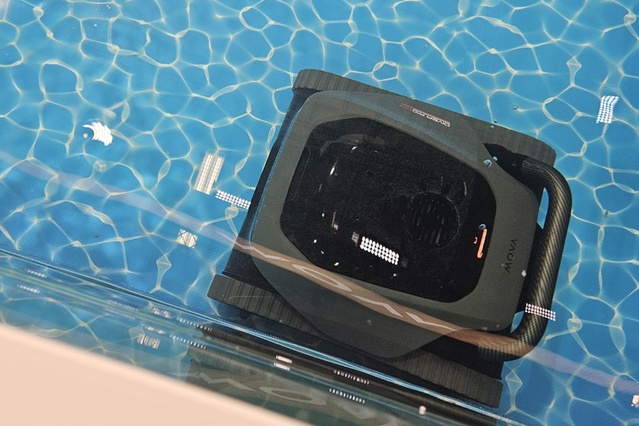 ▲ 모바가 5일(현지 시간) 독일 베를린에서 열린 IFA2025에 참가해 '울트라 마린' 로봇을 시연하고 있다.ⓒ윤아름 기자