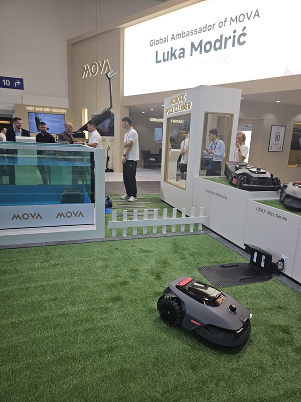 ▲ 모바가 5일(현지 시간) 독일 베를린에서 열린 IFA2025에 참가해 로봇청소기 신제품을 소개하고 있다.ⓒ