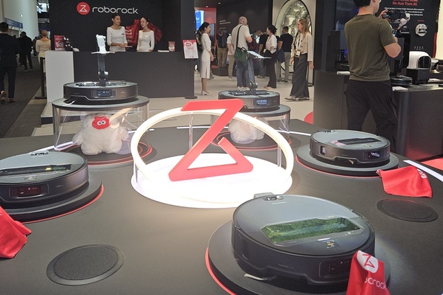 ▲ 로보락이 5일(현지 시간) 독일 베를린에서 열린 IFA2025에 참가해 로봇청소기 신제품을 소개하고 있다.ⓒ