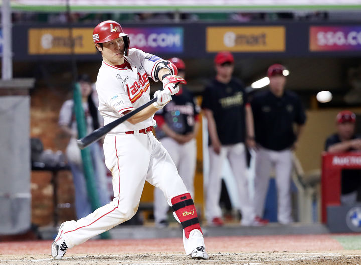 ▲ SSG의 전설 최정이 시즌 19호 홈런을 터뜨리며 팀 승리를 이끌었다.ⓒSSG 랜더스 제공