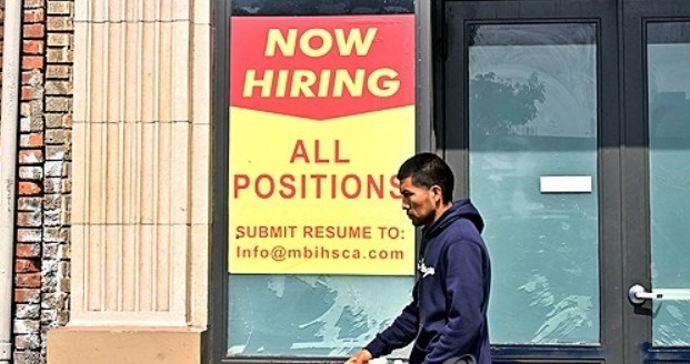 ▲ 한 시민이 로스앤젤레스 기업 앞 '채용 중' 표지판 앞을 걸어가고 있다. /AFP 연합뉴스