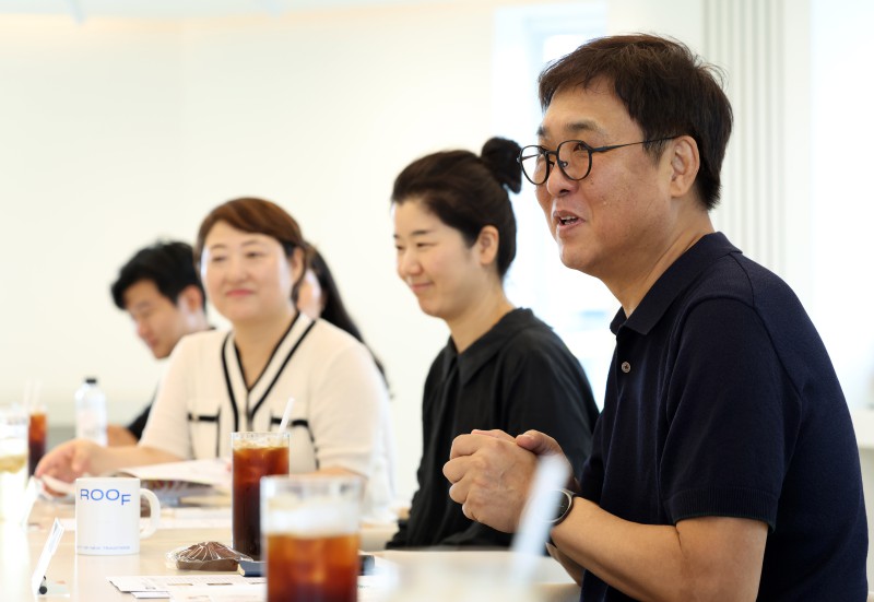 ▲ 최휘영 문화체육관광부 장관이 6일 대한민국 미술축제를 계기로 서울 종로구 북촌 휘겸재에서 열리고 있는 우수 전속작가 기획전시 '다이얼로그: 수신 미확인'을 찾아 청년 작가들을 격려하고 현장 목소리를 청취하고 있다.ⓒ문체부