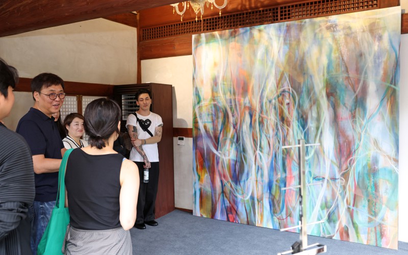 ▲ 최휘영 문화체육관광부 장관이 6일 대한민국 미술축제를 계기로 서울 종로구 북촌 휘겸재에서 열리고 있는 우수 전속작가 기획전시 '다이얼로그: 수신 미확인'을 찾아 전시를 관람하고 있다.ⓒ문체부