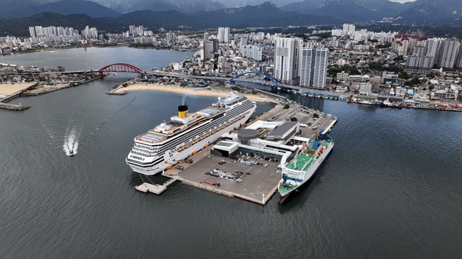 ▲ 속초항 크루즈와 카페리선. ⓒ속초시