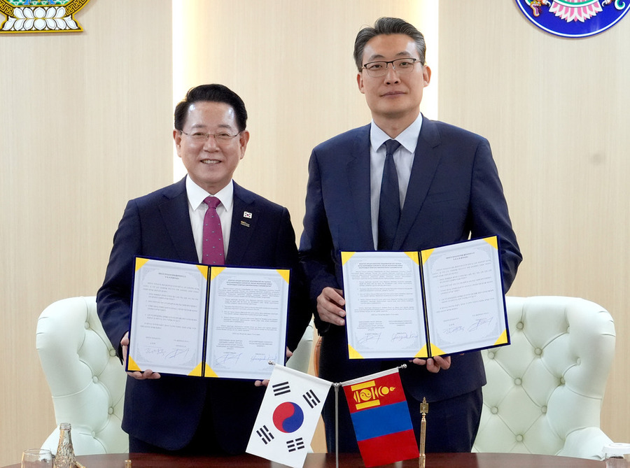 ▲ 몽골을 방문 중인 김영록 전라남도지사가 5일(현지시간) 울란바토르시청에서 아마르투브신 암갈란바타르 울란바토르부시장과 ‘전남도-울란바토르시 우호 교류 협약’을 하고 있다.ⓒ전라남도 제공