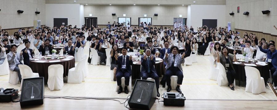 ▲ 6일 서원대 목민관에서 열린 2025학년도 서원한마음 동문교사 홈커밍대회에 동문 출신 교사 250여 명이 참석했다.ⓒ서원대
