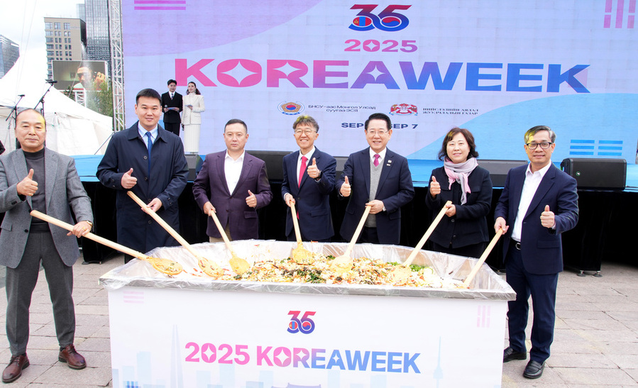 ▲ 몽골을 방문 중인 김영록 전라남도지사가 6일(현지 시간) 울란바토르에서 열린 2025 한국주간(Korea Week)행사 개막식에서 주요 내·외빈들과 한국 음식인 대형 비빔밥을 비비는 퍼포먼스를 하고 있다.ⓒ전라남도 제공