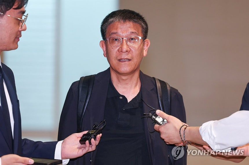 ▲ 미 이민당국이 조지아주 현대자동차그룹-LG에너지솔루션 공장에서 벌인 불법체류자 단속에서 300명이 넘는 한국인이 구금된 가운데 7일 인천국제공항 제2여객터미널에서 LG에너지솔루션 김기수 인사최고책임자가 현장 대응을 위해 미국으로 출국하기 전 취재진에 입장을 밝히고 있다. ⓒ연합뉴스