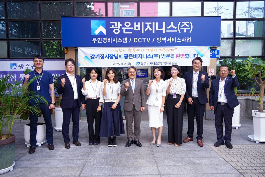 ▲ 강기정 광주광역시장이 지난 2일 오전 동구 광은비즈니스㈜ 를 방문해 ‘초등학부모 10시 출근제’ 혜택을 받고 있는 직원들과 대화를 나눈 뒤 기념촬영을 하고 있다.ⓒ광주광역시 제공