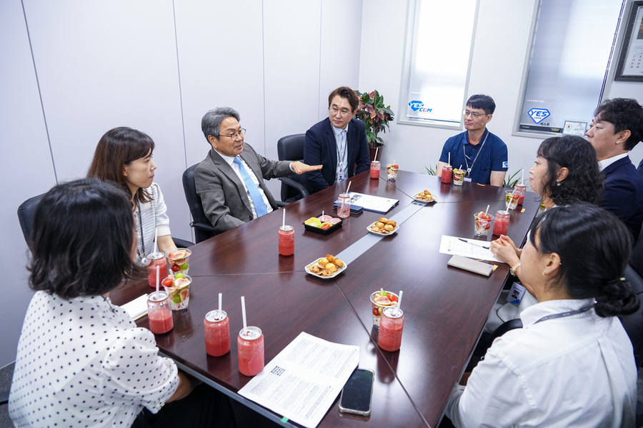 ▲ 강기정 광주광역시장이 지난 2일 오전 동구 광은비즈니스㈜ 를 방문해 ‘초등학부모 10시 출근제’ 혜택을 받고 있는 직원들과 대화를 나누고 있다.ⓒ광주광역시 제공