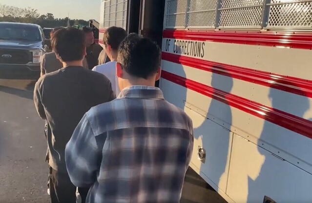 ▲ 미국 이민 단속 당국이 홈페이지를 통해 지난 4일(현지시간) 조지아주 현대차그룹-LG에너지솔루션의 합작 배터리 공장 건설현장에서 벌인 불법체류·고용 단속 현장 영상을 홈페이지를 통해 공개했다. ⓒICE 홈페이지 영상 캡쳐