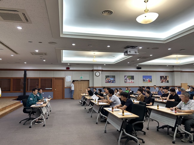 ▲ 강릉시가 가뭄 극복을 위한 적극적인 물 절약실천을 위해 저수조 용량 100톤 이상 대수용가를 대상으로 지난 6일 강릉시청 2층 대회의실에서 김상영 부시장 주재로 제한급수 관련 간담회를 개최했다. ⓒ강릉시