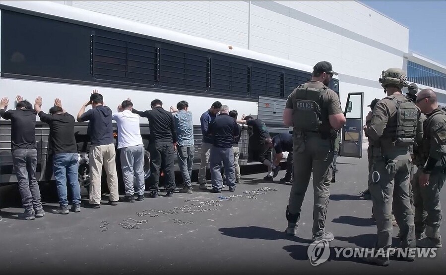 ▲ 미국 이민 단속 당국이 홈페이지를 통해 지난 4일(현지시각) 조지아주 현대차그룹-LG에너지솔루션의 합작 배터리 공장 건설현장에서 벌인 불법체류·고용 단속 현장 영상을 홈페이지를 통해 공개했다. ⓒICE 홈페이지 영상 캡쳐 / 연합뉴스
