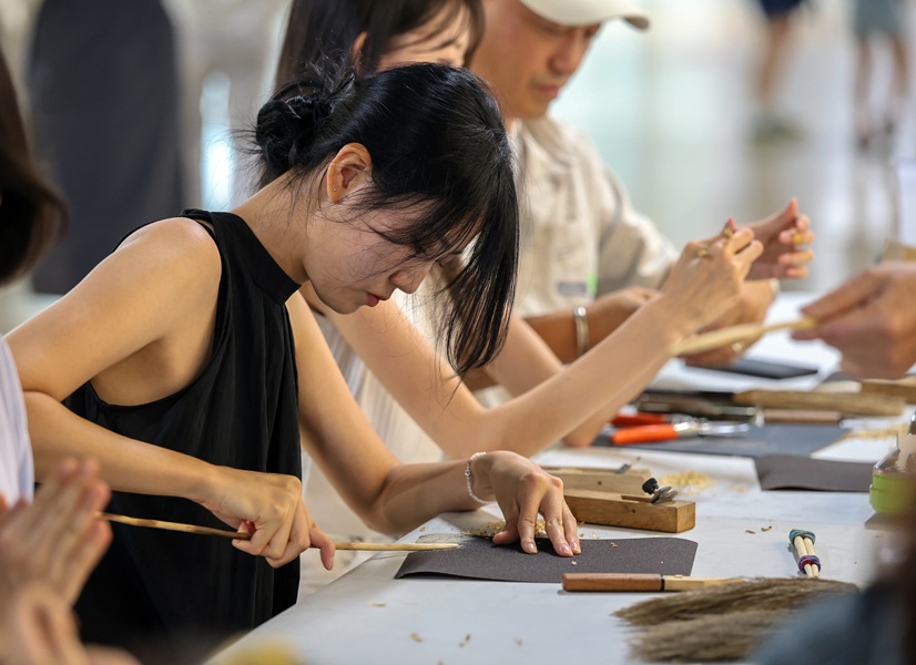 ▲ 젖가락만들기 체험 장면.ⓒ청주공예비엔날레조직위