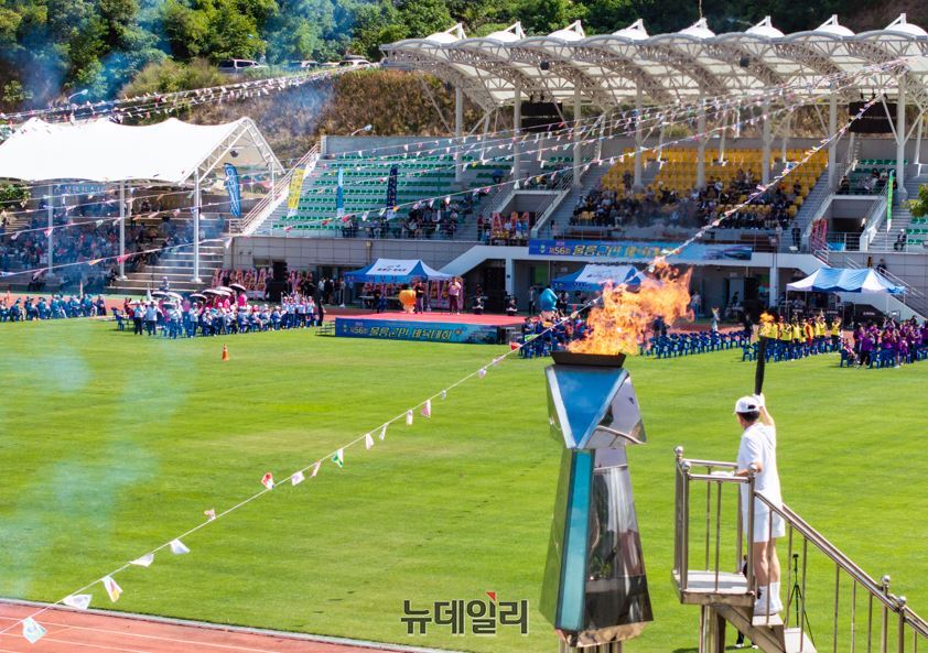 ▲ 제56회 울릉군민체육대회 성화를 점화하고 있다.ⓒ뉴데일리