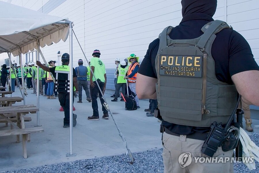 ▲ 미국 이민 단속 당국이 홈페이지를 통해 지난 4일(현지시각) 조지아주 현대차그룹-LG에너지솔루션의 합작 배터리 공장 건설 현장에서 벌인 불법체류·고용 단속 현장 사진을 홈페이지를 통해 공개했다. ⓒICE 제공 / 연합뉴스