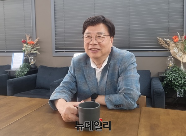 ▲ 권선택 전 대전시장이 뉴데일리 대전사무소에서 인터뷰를 갖고 있다. ⓒ 김경태 기자