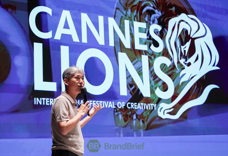 ▲ 중앙대학교 백주년 기념관에서 열린 '2025 ADD JOB(애드잡)' 페스티벌 무대에서 강연 중인 김윤호 제일기획 크리에이티브랩 팀장. ⓒ서성진 기자