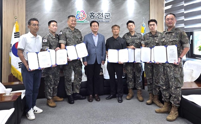 ▲ 강원도 홍천군(군수 신영재)이 5일 군수 집무실에서 지역 체육 발전에 이바지하고 홍천군의 명예를 드높인 체육 발전 유공자 홍천군 핸드볼협회 원재민 부회장 외 7명에게 '군수 표창'을 수여했다. ⓒ홍천군