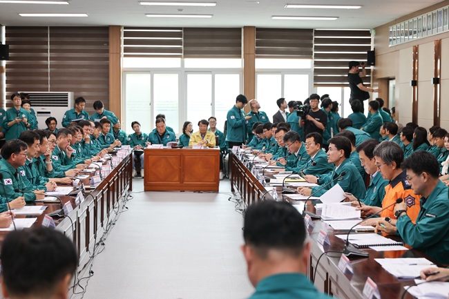 ▲ 강원특별자치도가 7일 오후 2시, 도청 제2청사 대회의실에서 '강릉 수자원 확보 긴급 대책회의'를 개최하고 실질적인 지원방안에 대한 심도 있는 논의를 가졌다.
ⓒ강원특별자치도