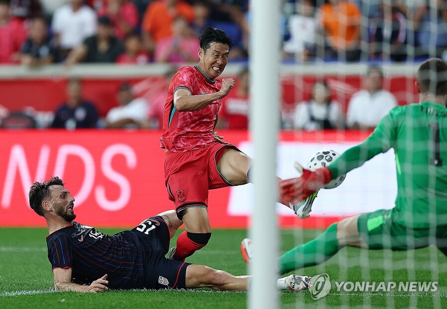 ▲ 손흥민이 전반 17분 한국의 선제 결승골을 터뜨리고 있다.ⓒ연합뉴스 제공