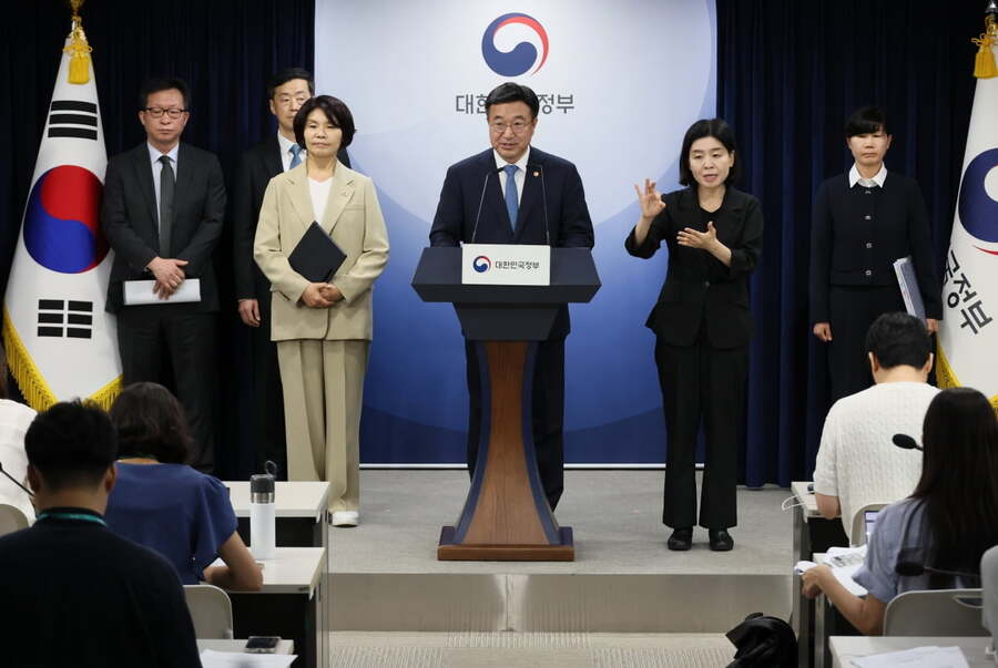 ▲ 윤호중 행정안전부 장관과 더불어민주당 한정애 정책위의장이 7일 서울 종로구 정부서울청사에서 제3차 고위당정협의회 결과 및 정부조직 개편 방안에 대해 발표하고 있다. 사진=연합뉴스