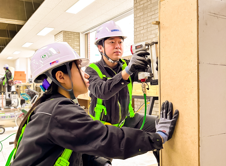 ▲ 실내건축시공관리반 학생들의 목공수업 실습장면.ⓒ영진전문대