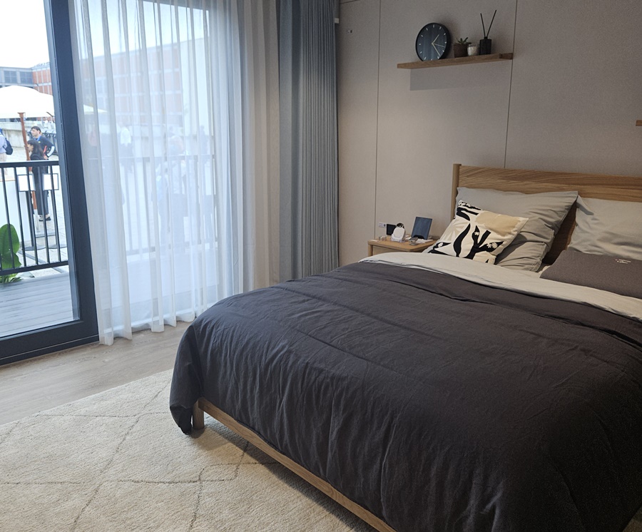 ▲ 삼성전자가 AI 홈 기술 기반의 '스마트 모듈러 홈 솔루션'을 공개하며 차세대 주거 모델을 제시했다. 사진은 5일(현지 시간)부터 독일 베를린에서 열린 IFA2025 내 삼성전자 부스 내 침실.ⓒ윤아름 기자