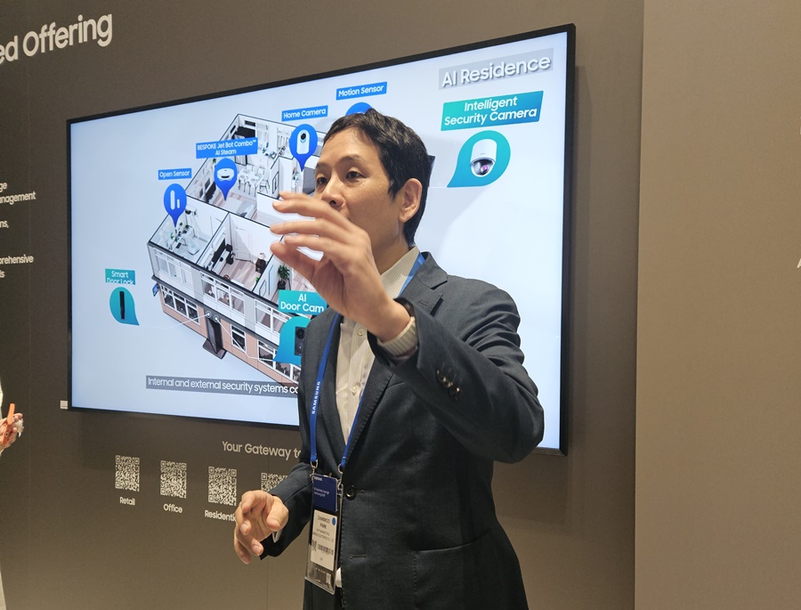 ▲ 박찬우 삼성전자 B2B 통합오퍼링센터 부사장이 5일(현지 시간)부터 독일 베를린에서 열린 IFA2025 내 삼성전자 모듈러 주택 부스에서 설명하고 있다.ⓒ윤아름 기자