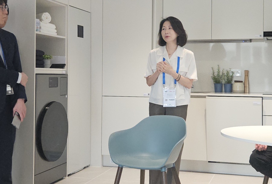 ▲ 이보나 삼성전자 DA사업부 CX인사이트 그룹 상무가 5일(현지 시간)부터 독일 베를린에서 열린 IFA2025 내 삼성전자 모듈러 주택 부스에서 설명하고 있다.ⓒ윤아름 기자