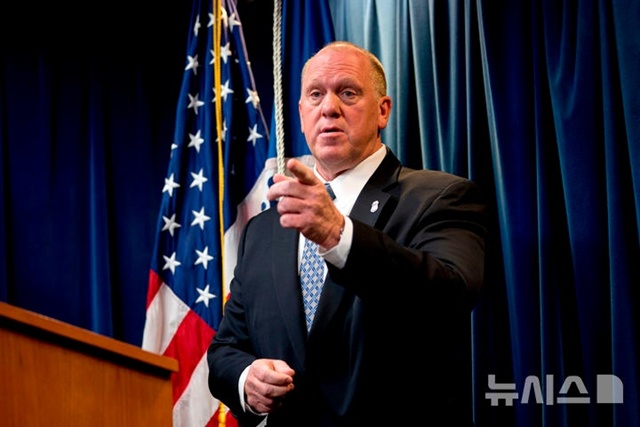 ▲ 미국 트럼프 2기 행정부 '국경 차르' 톰 호먼이 미국 이민세관단속국(ICE) 국장대행 시절이던 2017년 국토안보부 기자회견에 참석해 질문을 받는 모습. 171205 AP/뉴시스. ⓒ뉴시스