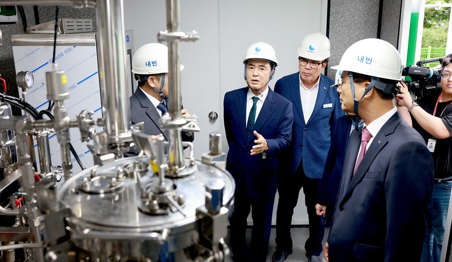 ▲ 충남도는 8일 한국중부발전 보령발전본부에서 김태흠 지사와 김동일 보령시장, 김영식 국가과학기술연구회 이사장, 이영조 한국중부발전 사장, 서규석 충남테크노파크 원장, 장준연 한국과학기술연구원(KIST) 부원장, 김노마 LG화학 연구소장 등이 참석한 가운데 ‘그린올(Green-ol) 신에너지 기술 실증’ 시연회를 열었다.ⓒ충남도