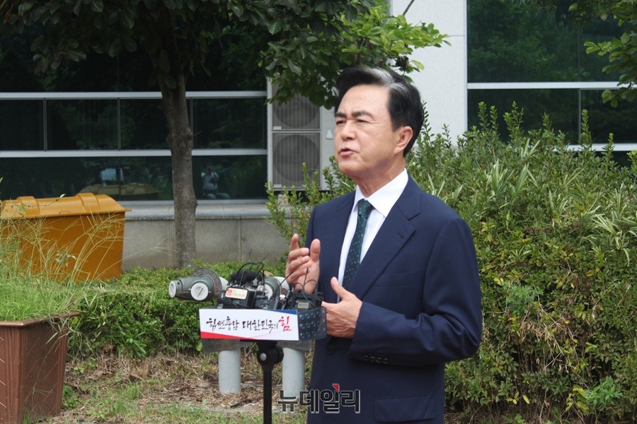 ▲ 김태흠 충남도지사가 8일 보령화력에서 ‘그린올(Green-ol) 신에너지 기술 실증’ 시연회에 앞서 기자들에게 의미를 설명하고 있다.ⓒ김정원 기자