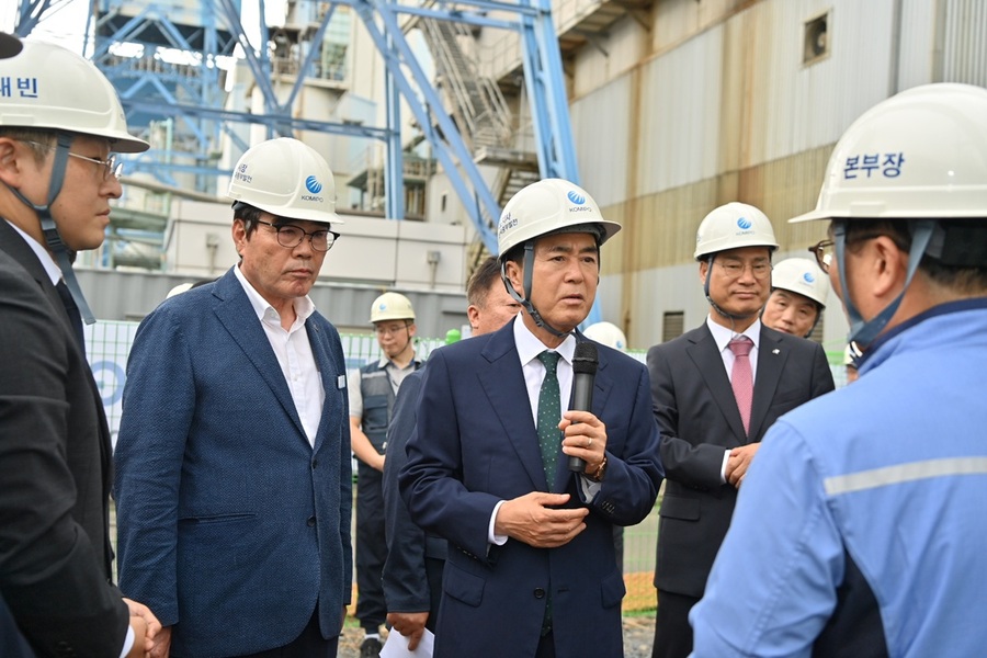 ▲ 8일 한국중부발전 보령발전본부(보령화력)에서 김태흠 지사와 김동일 보령시장, 김영식 국가과학기술연구회 이사장 등이 그린올 신에너지 기술 실증 시연회에서 연구진으로부터 시설에 대한 설명을 듣고 있다.ⓒ충남도