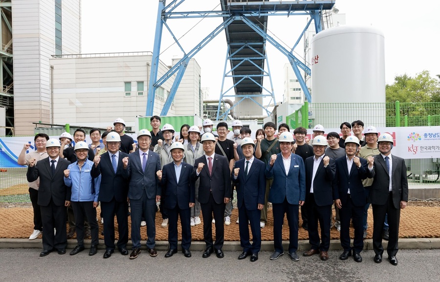 ▲ 충남도는 8일 한국중부발전 보령발전본부(보령화력)에서 김태흠 지사와 김동일 보령시장, 김영식 국가과학기술연구회 이사장, 이영조 한국중부발전 사장, 서규석 충남테크노파크 원장, 장준연 한국과학기술연구원(KIST) 부원장, 김노마 LG화학 연구소장 등이 참석자들이 파이팅을 하고 있다.ⓒ충남도