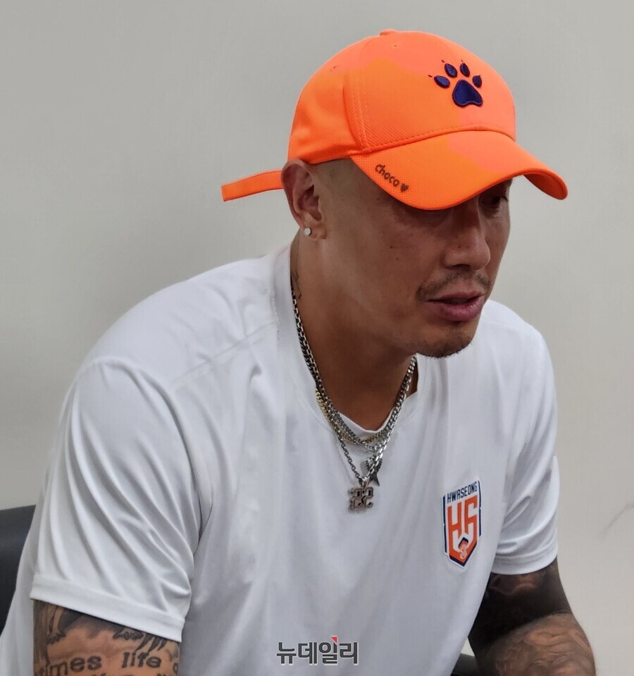 ▲ 차두리 화성 감독이 유병수의 그라운드 복귀를 옆에서 돕고 있다.ⓒ뉴데일리