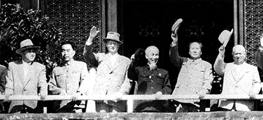 ▲ 1959년 10월 1일 천안문 망루에 선 김일성. 김일성은 마오쩌둥 오른쪽 4번째 자리. 왼쪽부터 김일성, 주은래 중국 국무원 총리, 미하일 수슬로프 소련 외무위원장, 호찌민 베트남 국가주석, 모택동, 니키타 흐루쇼프 소련 공산당 제1 서기.  ⓒ 신랑망