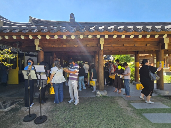 ▲ 안내소에서 기념품을 증정받기 위해 대기하는 방문객들ⓒ최신혜 기자