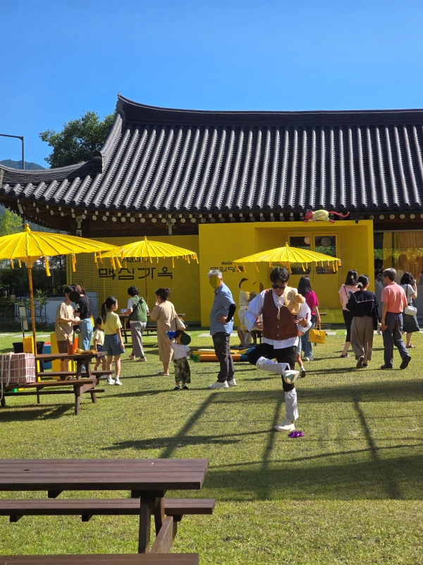 ▲ 가배뜰에서 윷놀이와 제기차기를 즐기는 사람들ⓒ최신혜 기자