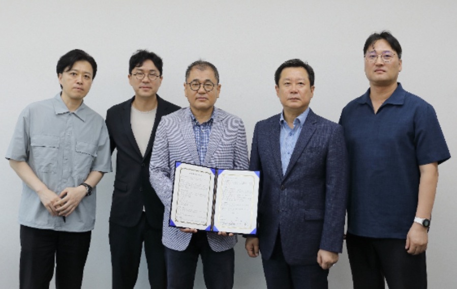 ▲ 1일 창간한 국내 최초 트로트 전문 매체인 트롯뉴스가 NBN과 전략적 업무 제휴를 체결했다. 왼쪽 2번째부터 트롯뉴스 이진호 박강민 공동대표, MBN 정창원기획실장. ©트롯뉴스